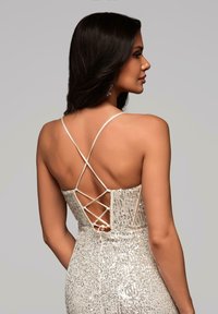 Zilveren pailletten jurk met een aansluitende silhouet. Heeft een crisscross lace-up rugdetail en dunne verstelbare banden. Smeuïge textuur.