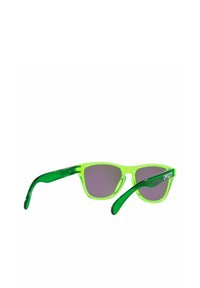 Occhiali da sole verdi trasparenti con lenti viola e una distintiva forma a occhio di gatto. Presentano il logo sulla asta e una texture liscia e lucida.