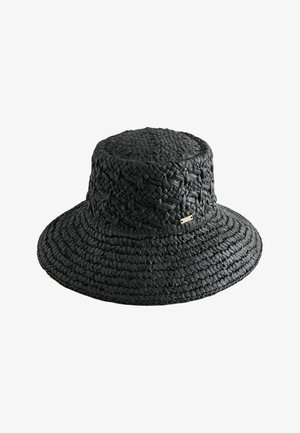 Schwarzer, gewebter Strohhut in Eimerform mit breiter Krempe und kleinem, rechteckigem Metall-Logoschild an der Seite.