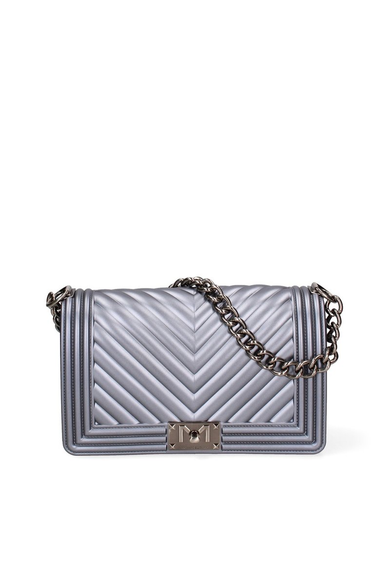 Borsa in pelle grigia trapuntata con motivo a zig zag, tracolla a catena in tonalità argentata e chiusura metallica. Forma rettangolare e superficie liscia.