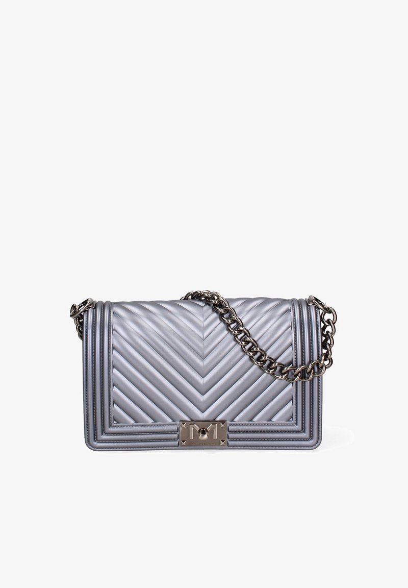 Borsa in pelle grigia trapuntata con motivo a zig zag, tracolla a catena in tonalità argentata e chiusura metallica. Forma rettangolare e superficie liscia.