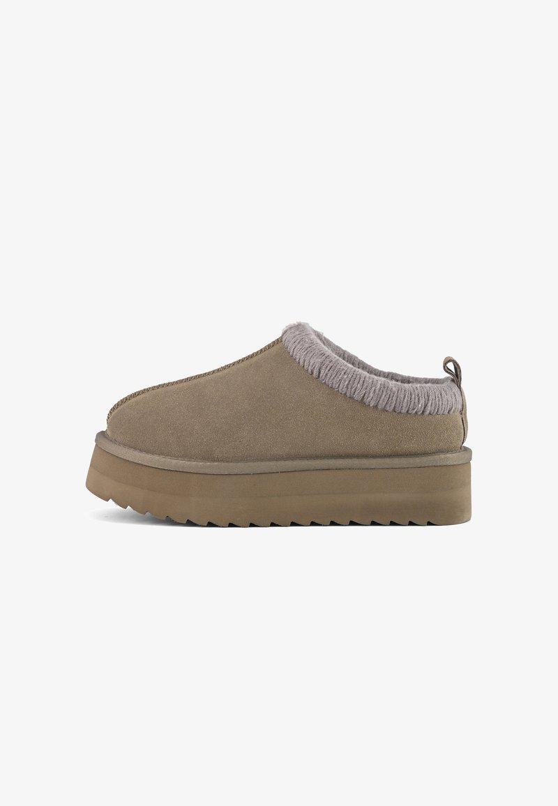 Bruine suede instapper met een donzige grijze kraag, dikke platformzool en gestikte details langs de bovenrand. Gestructureerd oppervlak.