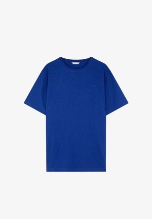 Tricou albastru cu mânecă scurtă și guler rotund, cu un logo subtil "Scalpers" pe partea stângă a pieptului și un tiv drept standard.