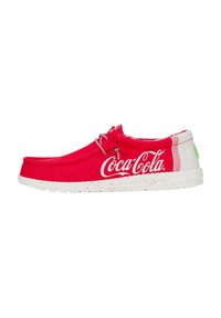 Scarpe slip-on in tessuto rosso con suola bianca, decorate con il logo della Coca-Cola e un motivo a schizzi. Punta rotonda e semplice dettaglio in pizzo.
