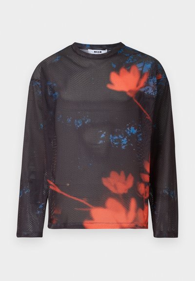 Top noir à manches longues en mesh avec accents bleus et grandes imprimés de fleurs rouges floues sur le devant et les manches, col rond, étiquette de la marque à l'intérieur du col.