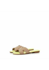 Sandali marroni scivolabili con una larga fascia traforata, dotati di una morbida soletta gialla e di una suola piatta marrone. Texture liscia, design minimalista.