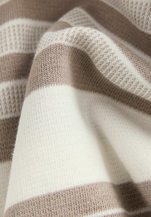 Nertis audinys, kuriame kaitaliojasi grietinėlės ir šviesiai rudos juostos. Turi smulkią tekstūrą su švelniu, glotniu paviršiumi.