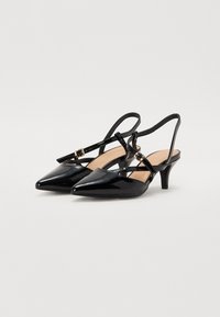 Črne lakirane slingback pete s koničastim nosom, triangularnim izrezom in 5 cm nizko peto; vsebujejo dekorativno zaponko.