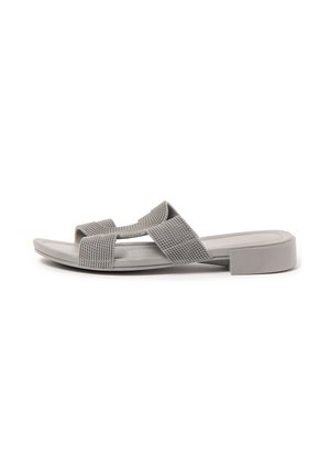 Graue Slip-On-Sandale mit strukturierten, breiten, überkreuzten Riemen und niedrigem Blockabsatz, seitlich auf weißem Hintergrund gezeigt.