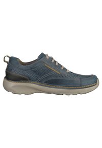 Sneaker in pelle blu con tomaia perforata, dettagli beige, suola in gomma grigia, lacci beige e cuciture gialle. Design casual per il massimo comfort.