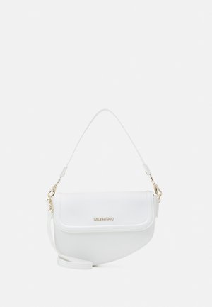 Witte leren crossbody tas met een opklapbare flap, gouden hardware en een verstelbare schouderband. Bevat een gegraveerde merknaam aan de voorkant.