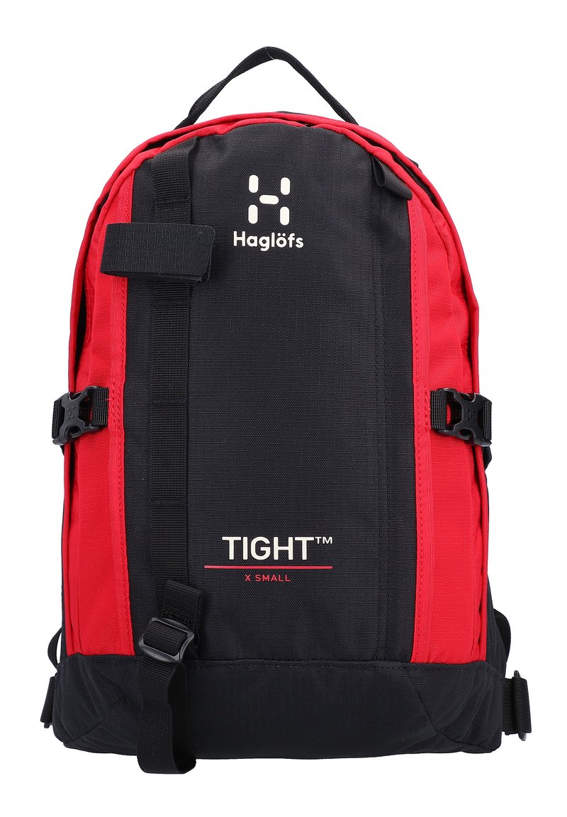 Sac à dos rouge et noir avec un tissu texturé, équipé de bretelles ajustables, d'une poignée supérieure et d'un logo. Taille indiquée comme "X PETIT".