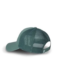 Gorra de béisbol verde de malla con paneles frontales sólidos y correa ajustable tipo snapback sobre fondo blanco.