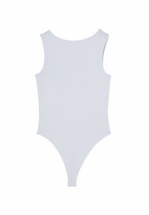 Bodysuit bleu clair en tissu doux, avec un col rond, sans manches, et un bas en tanga avec fermeture à pression à la base.
