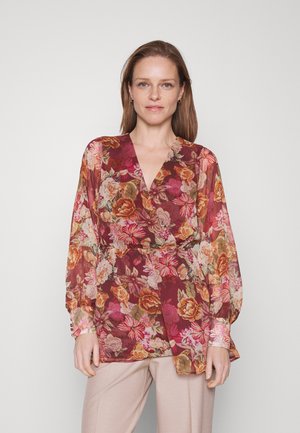 Kvetinová blúzka s hlbokým výstrihom do V, priesvitnou textúrou a dlhými rukávmi. Má bohatú burgundskú farbu s ružovými, oranžovými a smotanovými kvetinovými vzormi.