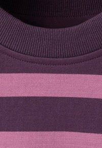 Material tricotat în dungi violet și roz, cu gât rotund ribat. Suprafață texturată, material moale, dimensiuni uniforme ale dungilor.