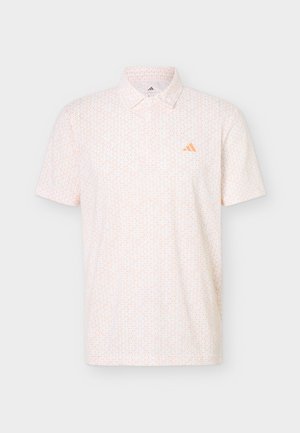 Pánska polokošeľa s krátkym rukávom s malým oranžovým a bielym geometrickým vzorom a oranžovým logom Adidas na ľavej strane hrudníka.