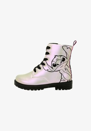 Stivaletto iridescente con lacci neri, caratterizzato da una grafica di un personaggio dei cartoni animati sul lato e una suola nera testurizzata.