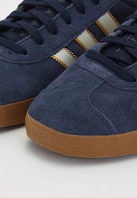 adidas Originals GAZELLE TERRACE ICONS UNISEX - Treniņu apavi - legend ink/off white/dark football gold