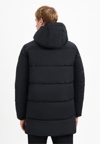 Zwarte pufferjack met een capuchon, voorzien van horizontaal gestikte secties, een soepele textuur en elastische manchetten. De achterkant toont voldoende lengte.