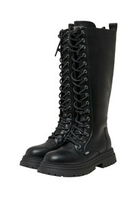 Botas de cuero negro hasta la rodilla con suelas gruesas y resistentes, diseño de cordones prominente y ojales de metal en la parte delantera.