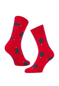Czerwone skarpetki z powtarzającym się wzorem zielonych choinek bożonarodzeniowych z dodatkiem żółtych gwiazdek. Wykonane z miękkiego, elastycznego materiału.