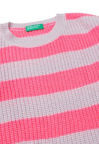 Pullover lavorato a maglia con scollatura tonda, caratterizzato da strisce alternate di un rosa brillante e grigio chiaro. Etichetta visibile sul collo.