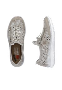 Hellgraue, durchlöcherte Sneakers mit einem Obermaterial aus glattem Leder, weißer Sohle und seitlichem Reißverschluss. Verfügt über dekorative Nähte und Logodetails.