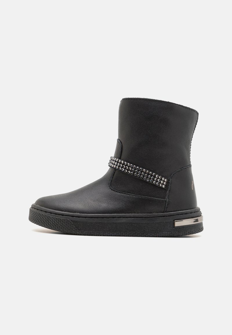 Musta nahkasaapas nilkalle, jossa on pyöreä kärki, teksturoitu kumipohja ja koristeellinen strassivetoinen nauha nilkan ympäri.