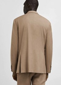 Rjava elegantna blagovna jakna z enim razporkom, s poševnimi reverji in gumbi na manšetah. Gladek, strukturiran material z modernim krojem.