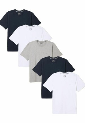 Fünf schlichte T-Shirts mit Rundhalsausschnitt in Schwarz, Weiß und Grau, angeordnet in einem versetzten vertikalen Layout auf weißem Hintergrund.