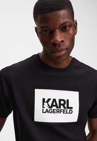 KARL LAGERFELD BIG STACK LOGO - Marškinėliai su spaudiniu - black