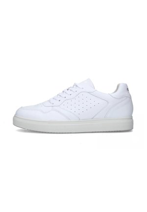 Sneaker bianco in pelle con una superficie liscia, pannelli laterali perforati, lacci piatti e un design minimalista. Presenta una suola in gomma bianca.