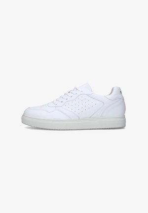 Sneaker bianco in pelle con una superficie liscia, pannelli laterali perforati, lacci piatti e un design minimalista. Presenta una suola in gomma bianca.