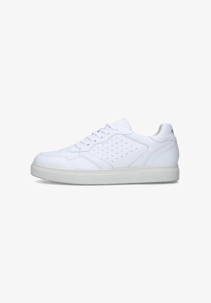 Sneaker bianco in pelle con una superficie liscia, pannelli laterali perforati, lacci piatti e un design minimalista. Presenta una suola in gomma bianca.