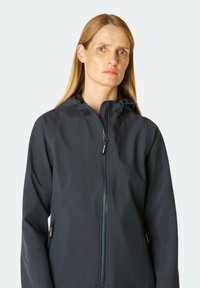 Donkergrijze hooded jacket met een gladde structuur, volledige rits en verstelbare koordjes. Voorzien van zijzakken voor opslag.