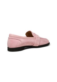 Mocassini in suede rosa con design slip-on, caratterizzati da una cintura decorativa e una suola nera piatta. Texture liscia con dettagli di cucitura sottili.