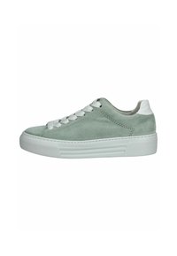 Sneaker in suede verde menta con lacci e cappuccio del tallone bianchi, dotata di suola in gomma testurizzata e design minimalista, vista laterale.