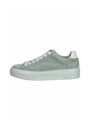 Sneaker in suede verde menta con lacci e cappuccio del tallone bianchi, dotata di suola in gomma testurizzata e design minimalista, vista laterale.