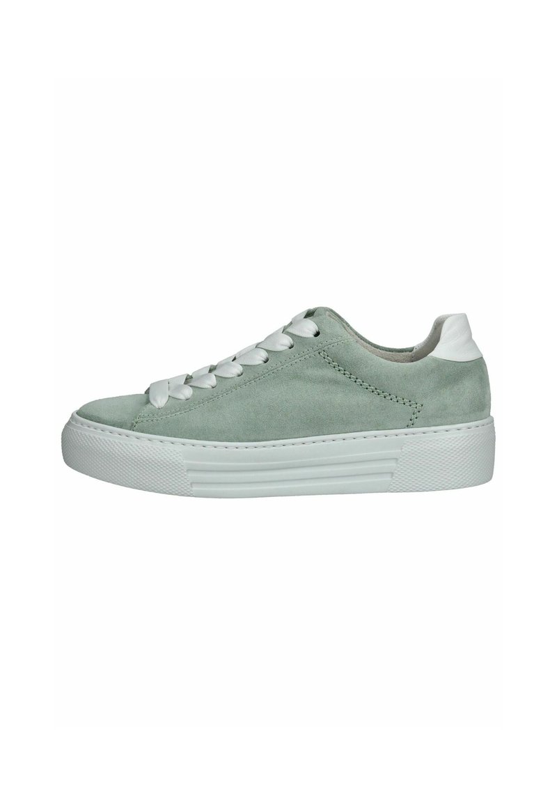 Sneaker in suede verde menta con lacci e cappuccio del tallone bianchi, dotata di suola in gomma testurizzata e design minimalista, vista laterale.