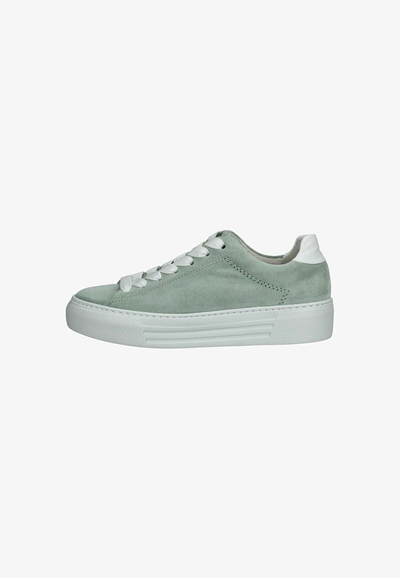Mintgrüner Wildledersneaker mit weißen Schnürsenkeln und Fersenkappe, ausgestattet mit einer strukturierten Gummisohle und minimalistischem Design, Seitenansicht.
