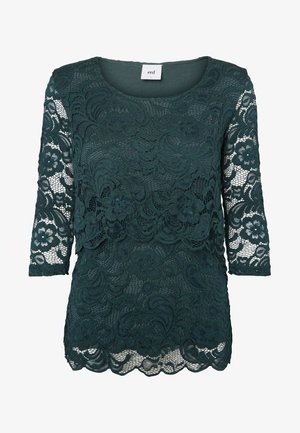 Top in pizzo verde scuro con maniche a tre quarti, caratterizzato da motivi floreali, sovrapposizione testurizzata e scollatura rotonda.