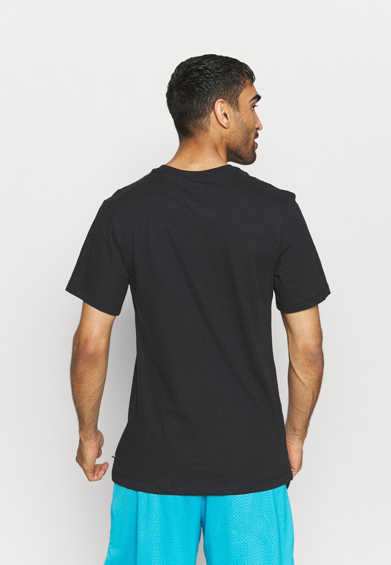 Herren Sportbekleidung | Nike Performance FREAK TEE T-Shirt print black/schwarz - CK93713 Herren Sportbekleidung | Nike Performance FREAK TEE T-Shirt print black/schwarz - CK93713