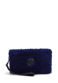 Bolso de muñeca rectangular de color azul oscuro y suave, con cremallera negra, correa de muñeca y distintivo circular negro centrado en la parte frontal.