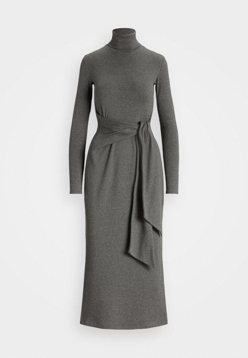 Robe midi à col roulé gris à manches longues avec taille cintrée et détail en tissu drapé asymétrique sur le côté avant droit.