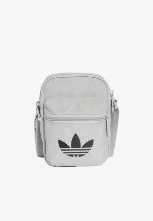 Malá světle šedá látková crossbody taška s předním kapsou na zip a černým logem Adidas trefoil na přední straně.