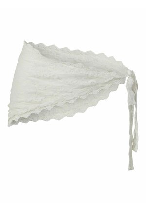 Foulard triangulaire en dentelle blanche avec bords festonnés, noué d'un côté, isolé sur fond blanc.