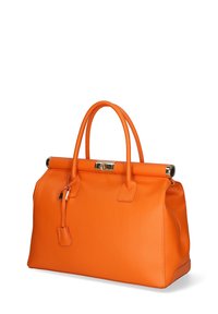 Oranje leren handtas met een gestructureerde vorm, dubbele handvatten en een sluiting van goudkleurig beslag. Heeft een gestructureerd oppervlak en een label bevestiging.