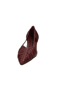 Scarpa in pelle marrone con punta affilata, caratterizzata da dettagli arricciati e lati intagliati. Tessuto liscio con suola piatta e minimalismi accentuati.