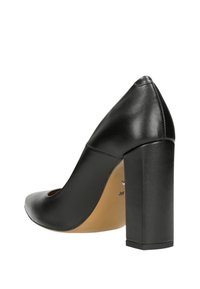 Scarpa nera in pelle con tacco alto, punta tonda, tacco rettangolare robusto e finitura liscia. Taglia marcata all'interno come 38.
